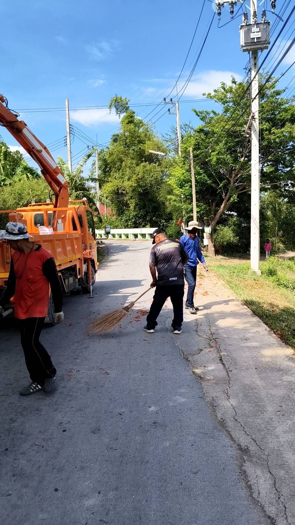 นายชวฤทธิ์ บริสุทธิ์ นายกองค์การบริหารส่วนตำบลลาดชิด มอบหมายให้เจ้าหน้าที่กองช่าง และสำนักปลัด ดำเนินการปรับภูมิทัศน์ ตัดหญ้าริมถนน และฉีดยากำจัดวัชพืช ภายในเขตความรับผิดชอบขององค์การบริหารส่วนตำบลลาดชิด