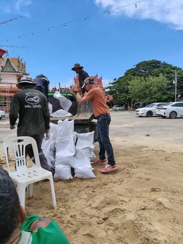 ประชาสัมพันธ์องค์การบริหารส่วนตำบลลาดชิดนายชวฤทธิ์ บริสุทธิ์ นายกองค์การบริหารส่วนตำบลลาดชิด ได้มอบหมายให้เจ้าหน้าที่กองช่างและสำนักปลัด นำกระสอบทรายเข้าช่วยเหลือประชาชนที่ได้รับผลกระทบจากอุทกภัย หลังน้ำไหลทะลักเข้าพื้นที่ เพื่อบรรเทาความเดือดร้อนของพี่น้องประชาชนในพื้นที่หมู่ที่ 4 และหมู่ที่ 6 ตำบลลาดชิด