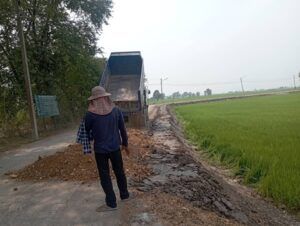 องค์การบริหารส่วนตำบลลาดชิด ได้ดำเนินการ โครงการเสริมดินไหล่ทางพร้อมลงลูกรัง หมู่ที่ 9 ตำบลลาดชิด อำเภอผักไห่ จังหวัดพระนครศรีอยุธยา