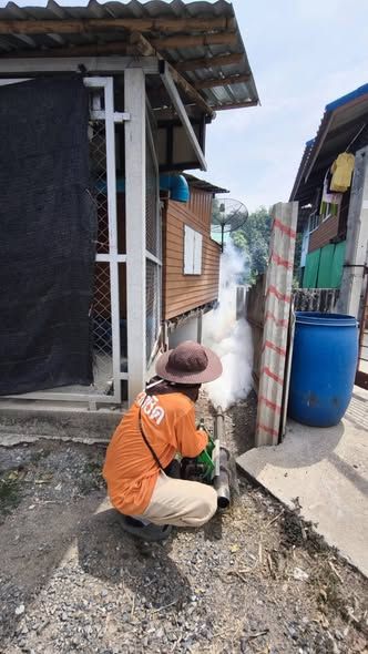 ฉีดพ่นยากำกัดยุงลายเพื่อป้องกันการแพร่ระบาดของโรคไข้เลือดออก สถานที่ : บ้านเลขที่ 18/7 ต.ลาดชิด อ.ผักไห่ จ.พระนครศรีอยุธยา