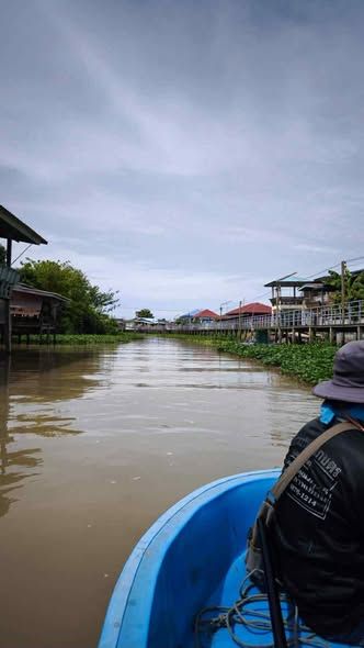 ดำเนินการ ฉีดยากำจัดวัชพืช สถานที่ : ลำคลองลาดชิด (ปากรางลาดชิด)