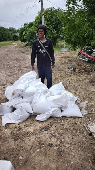 ดำเนินการนำกระสอบทรายเข้าช่วยเหลือผู้ประสบภัยน้ำท่วม เพื่อบรรเทาความเดือดร้อนและแก้ไขปัญหาให้แก่ประชาชนในเขตพื้นที่องค์การบริหารส่วนตำบลลาดชิด