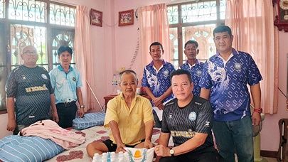 นายกองค์การบริหารส่วนตำบลลาดชิด ลงพื้นที่เยี่ยมเยือนผู้สูงอายุผู้ป่วยที่มีภาวะพึ่งพิงต้องดูแล พร้อมมอบสิ่งของที่จำเป็นต้องใช้ในชีวิตประจำวัน
